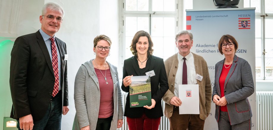 BU: Nahmen den Anerkennungsbescheid von Umweltministerin Priska Hinz (rechts) entgegen (v.l.n.r.) Landrat des Landkreises Hersfeld-Rotenburg Torsten Warnecke, Kerstin Knoch und Katrin Anders (Regionalmangement), Walter Glänzer, Vorsitzender des Vereins zur Regionalentwicklung im